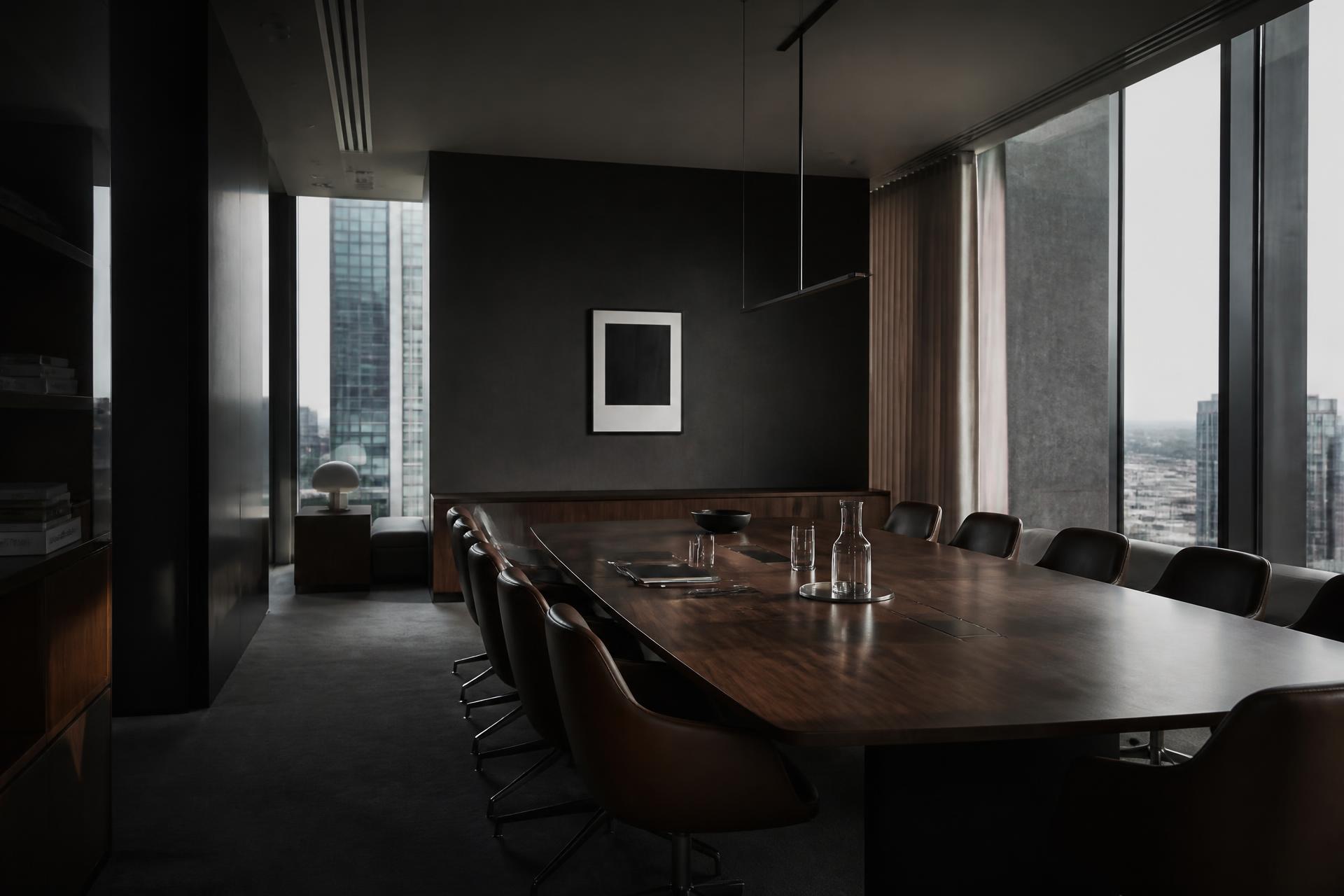 Sala de reunião executiva com mobiliário contemporâneo
